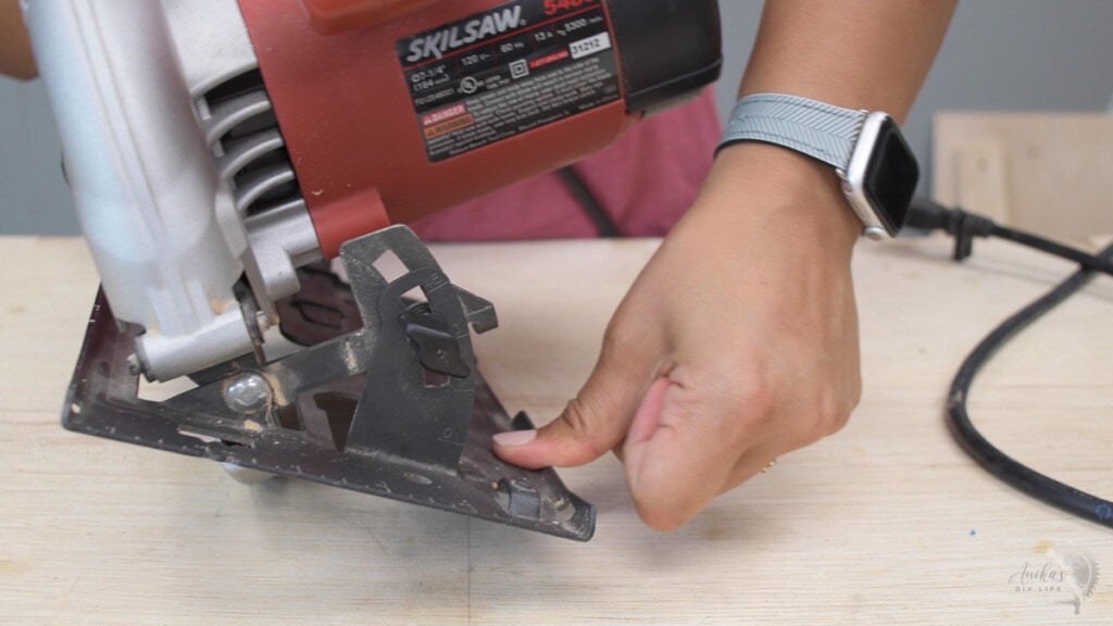 how to use the bevel adjustment on the circular saw