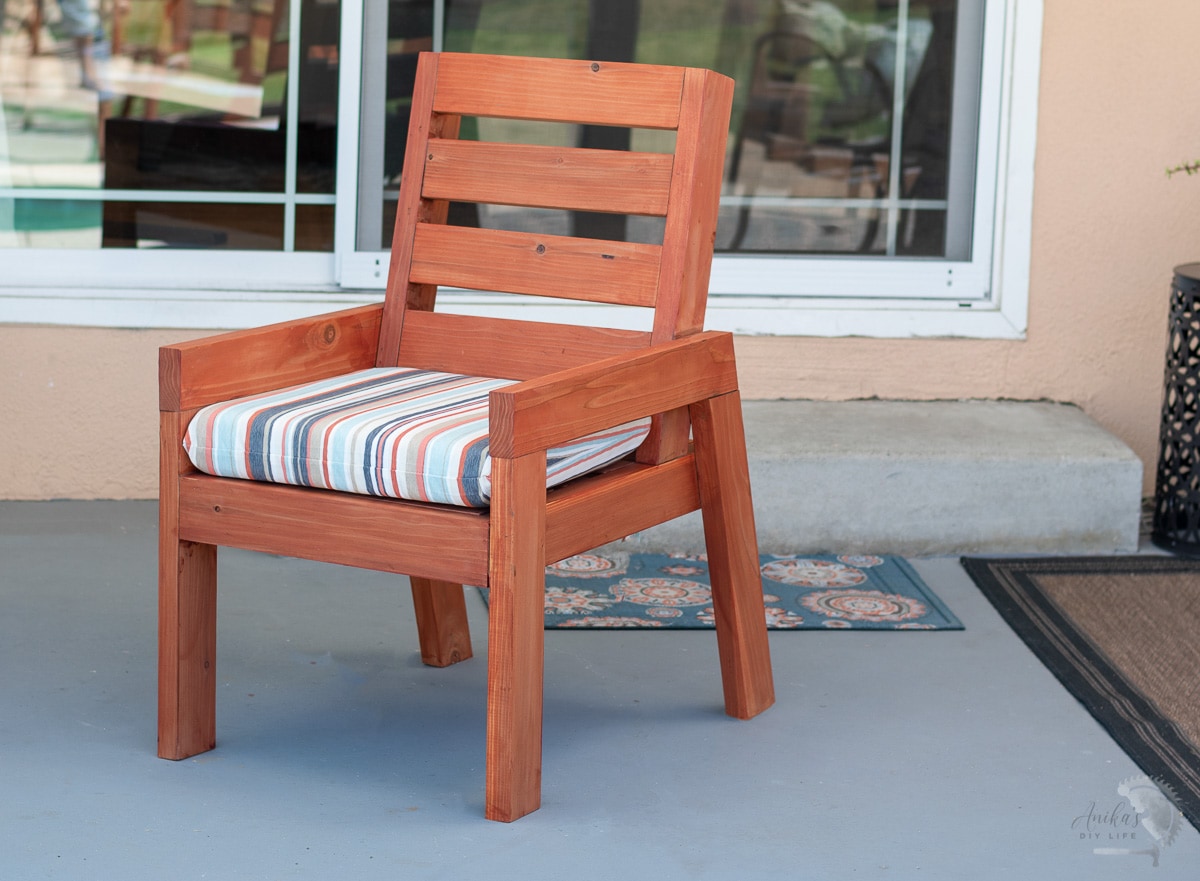 DIY outdoor 2x4 chair with seat cushion in patio