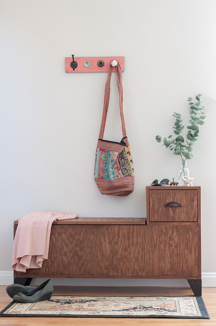Vertical picture of DIY Entryway storage bench