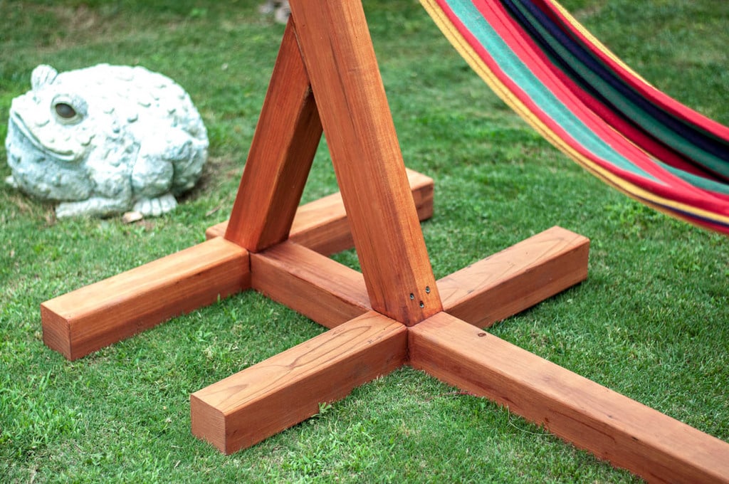 Close up look at the base of the DIY wooden hammock stand