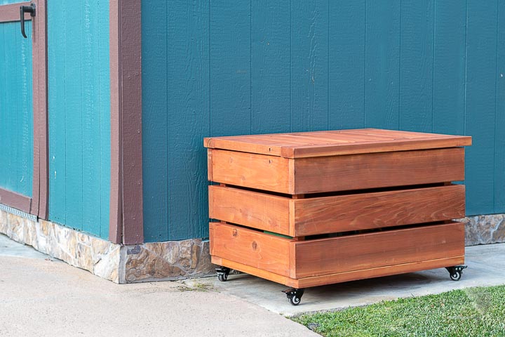 DIY Outdoor storage box and bench in the backyard