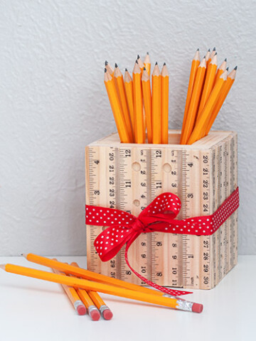 Learn how to make this easy wooden DIY ruler pencil holder. A quick and simple project made from scrap wood to organize a student desk or a DIY teacher appreciation gift.
