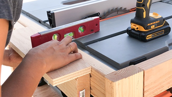 How to make sure the DIY table saw stand is level