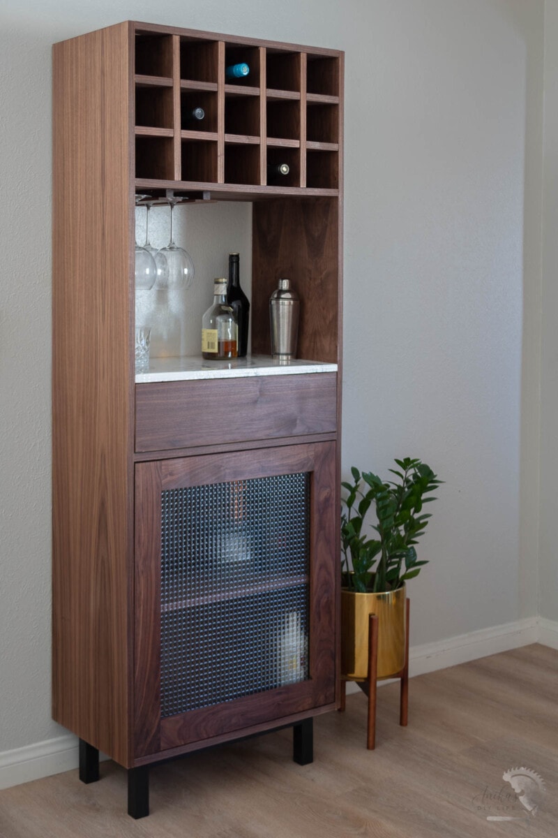 Bar cabinet from the side