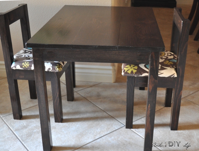 Build an easy DIY kids table and chair set. This simple tutorial can be completed in an afternoon! makes a great gift!