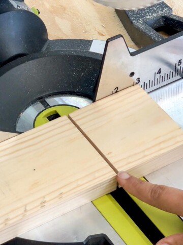 A simple beginner-friendly explanation of what is saw kerf and why you need to account for it to get accurate cuts.